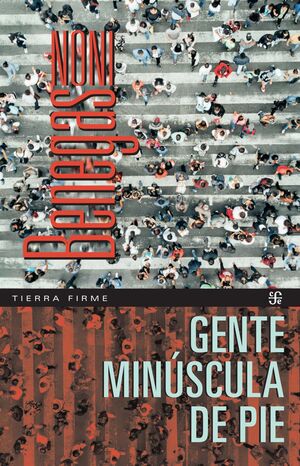 GENTE MINUSCULA DE PIE